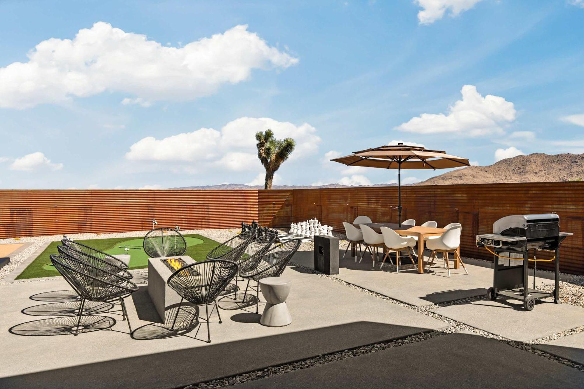 Pool-spa -daybeds- Firepit-golf