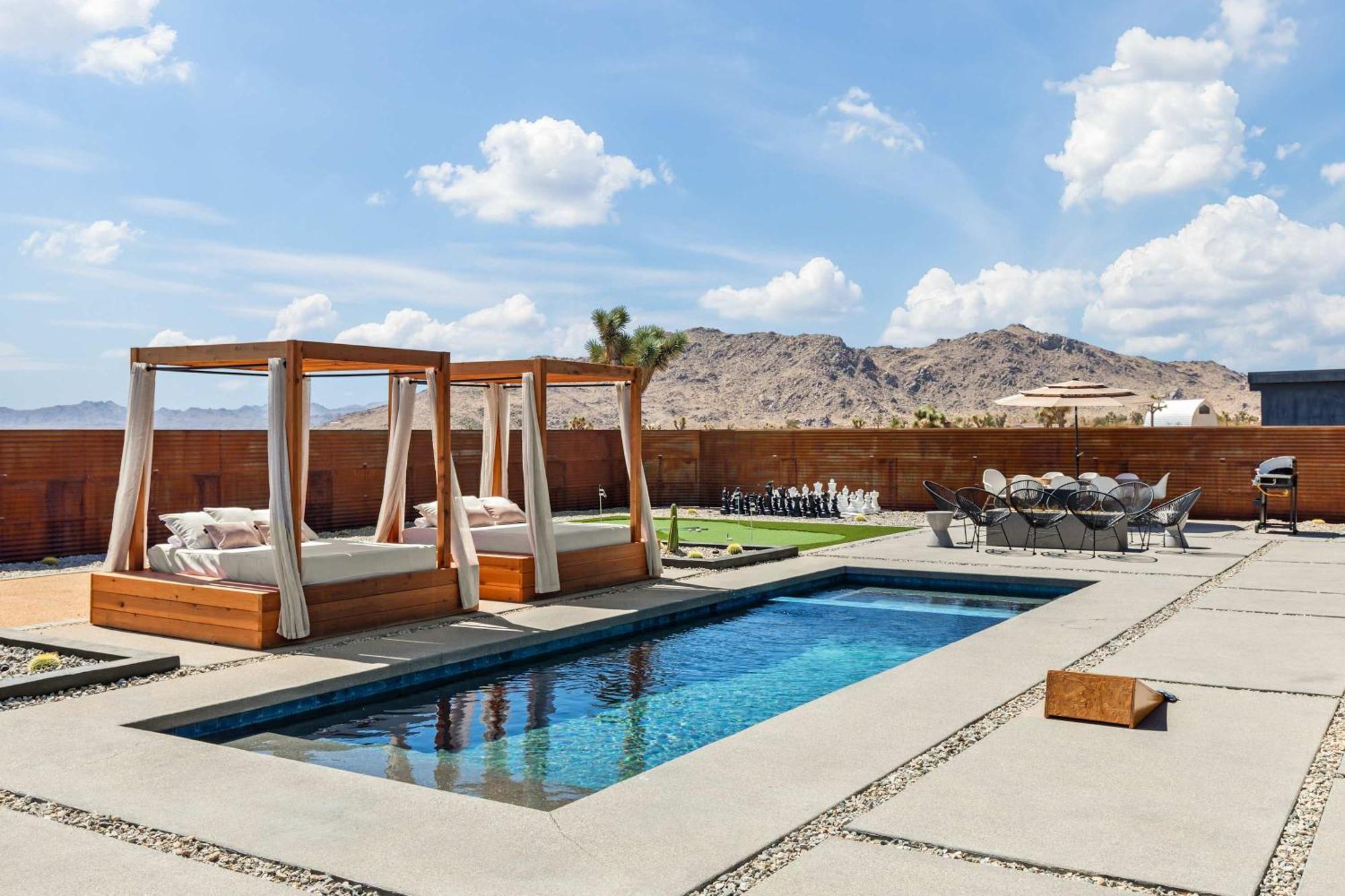 Pool-spa -daybeds- Firepit-golf Ferienhaus *