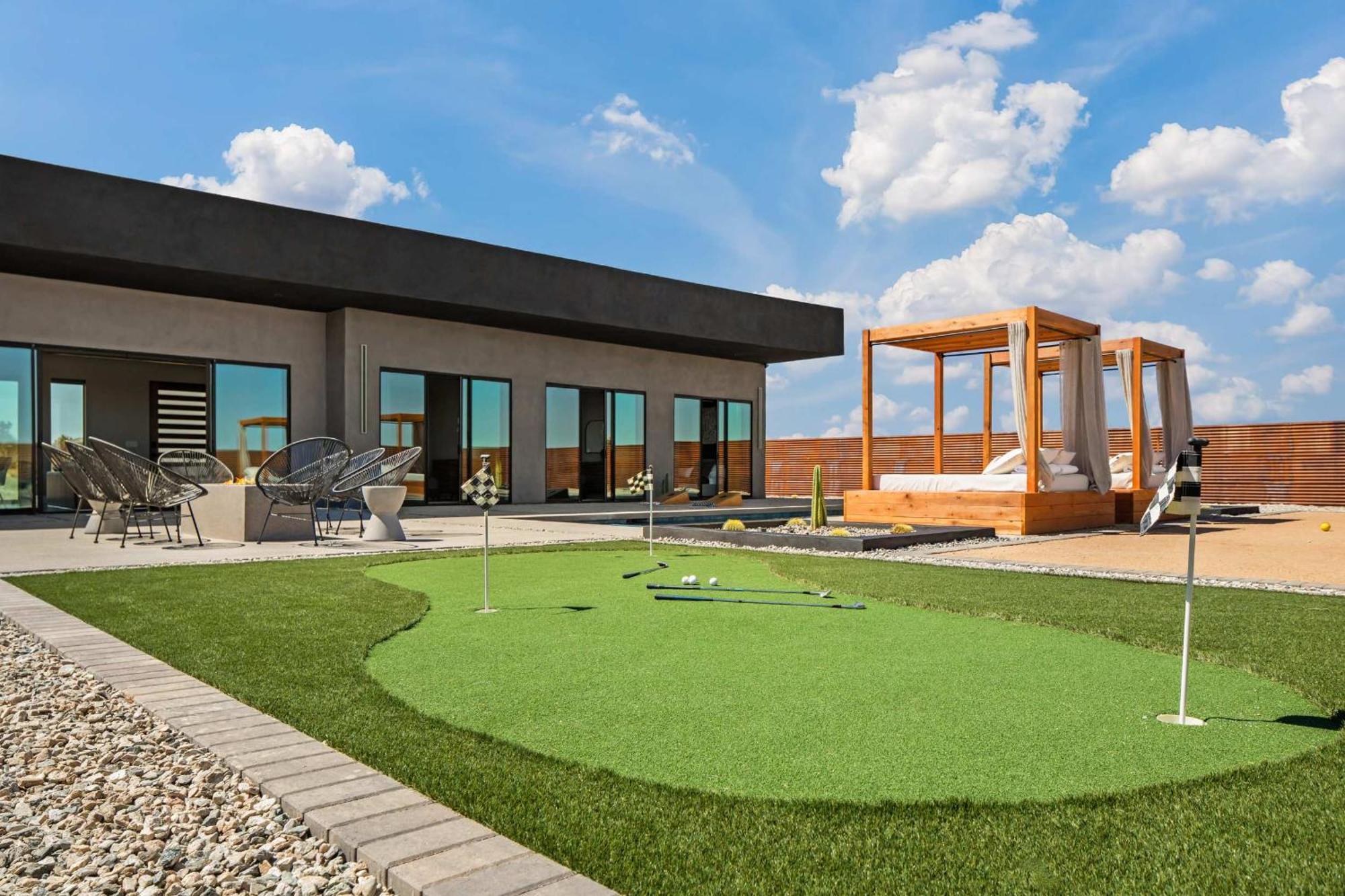 Pool-spa -daybeds- Firepit-golf *