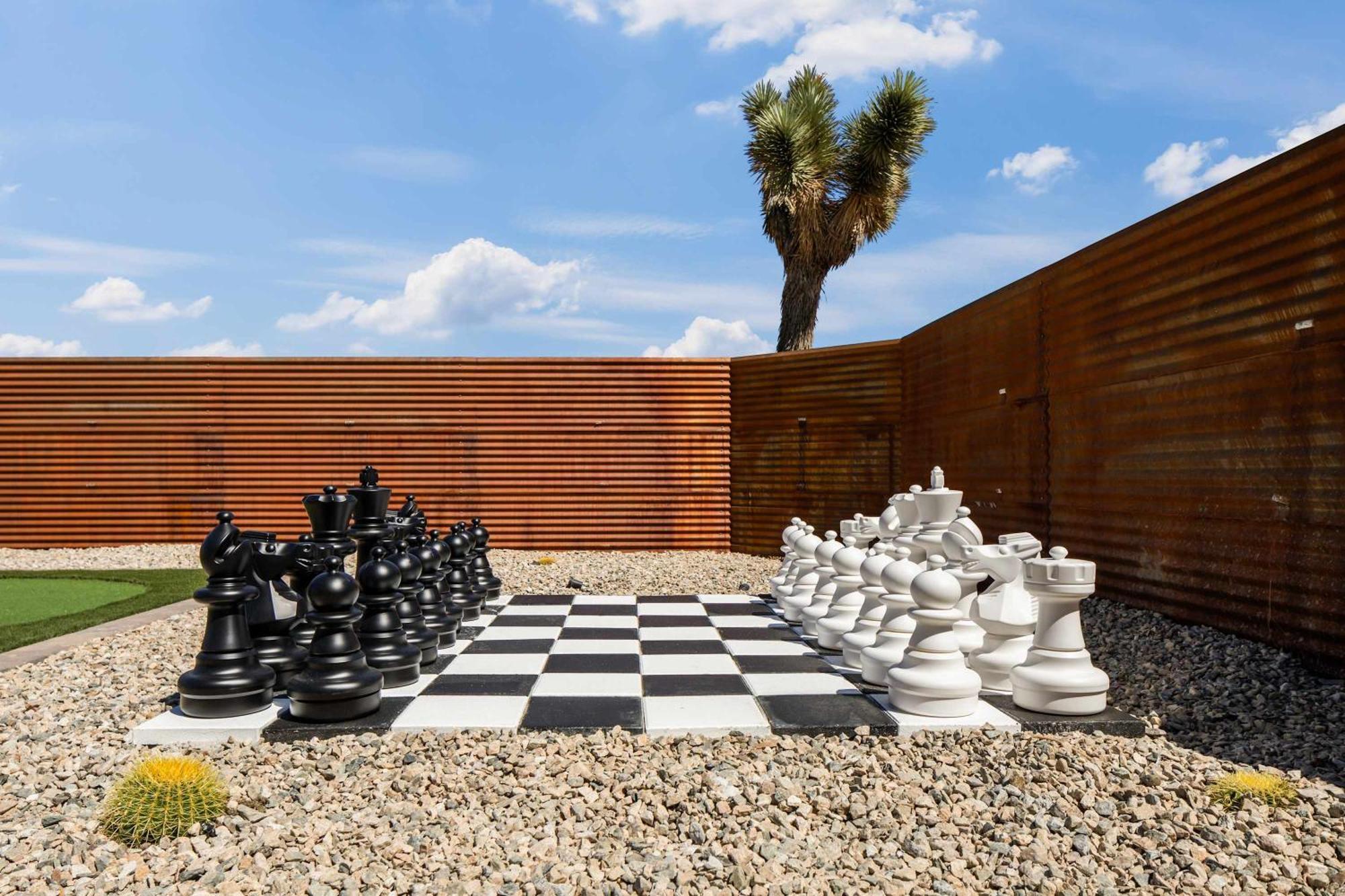Pool-spa -daybeds- Firepit-golf Joshua Tree
